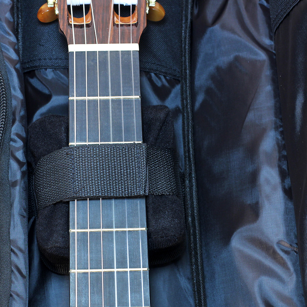 Kremona Deluxe Guitar Gig Bag detail with reinforced stitching and industrial zippers